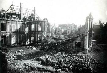 L'hôtel de ville de Chartres après le bombardement du 26 mai 1944.
